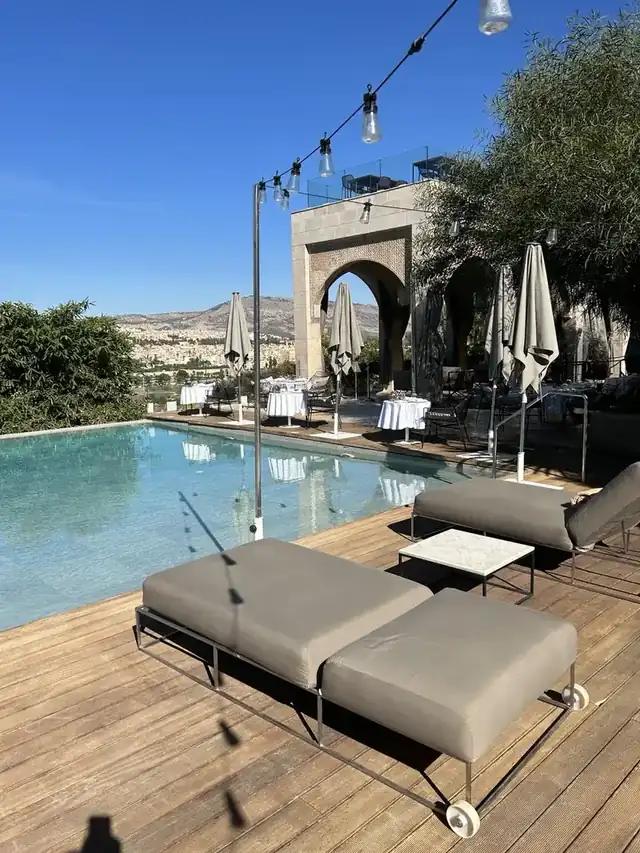 Bazén Hotel Sahrai s výhledem na Fès
